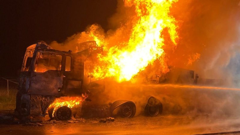 Ein Lkw brennt auf der A3. | Bild: Freiwillige Feuerwehr Altfeld Ein Lkw brennt auf der A3.