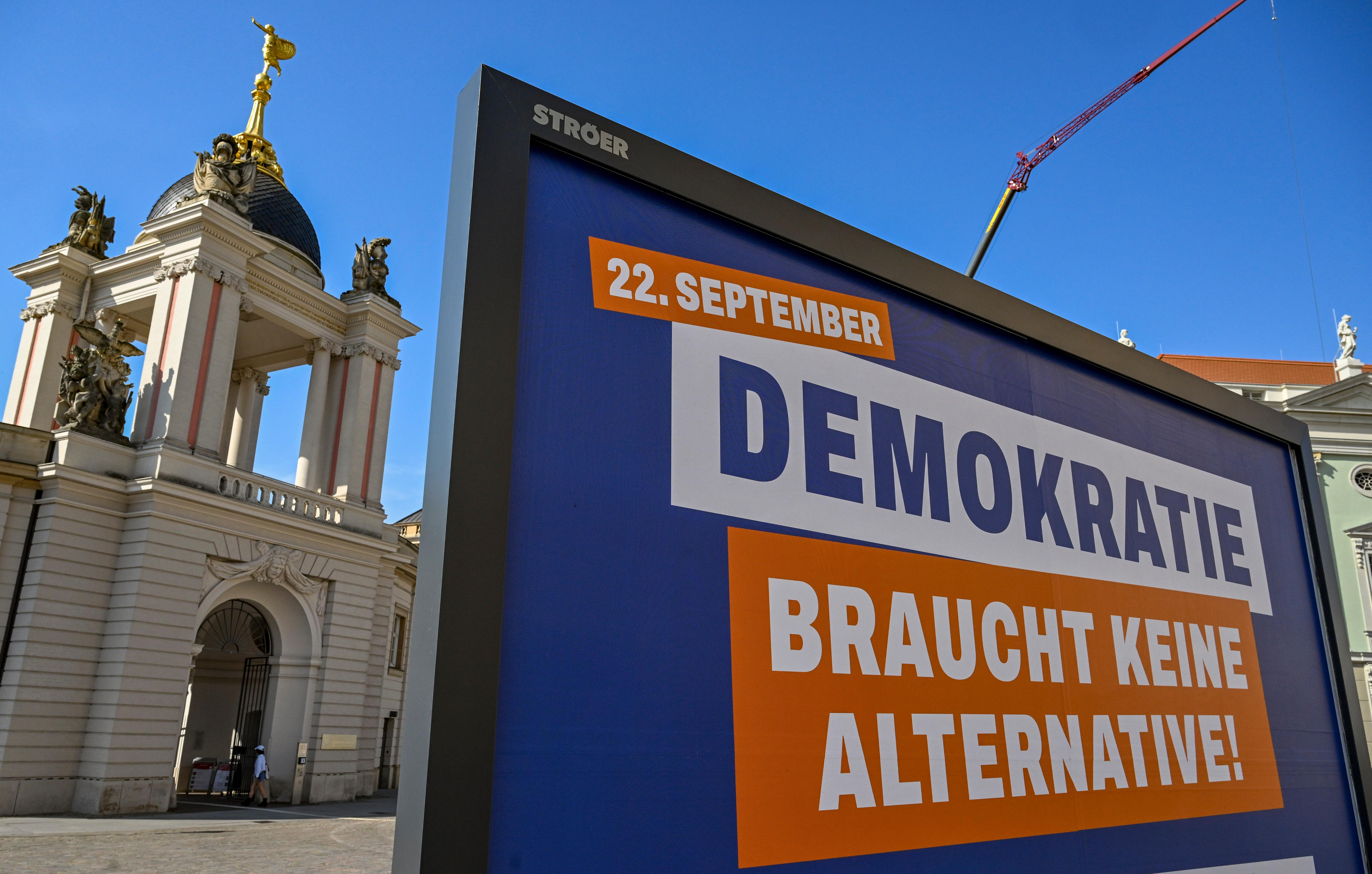 Ein Plakat mit der Aufschrift "Demokratie braucht keine Alternative! Wählen gehen! Demokratie schützen!" vor dem Brandenburger Landtag. 