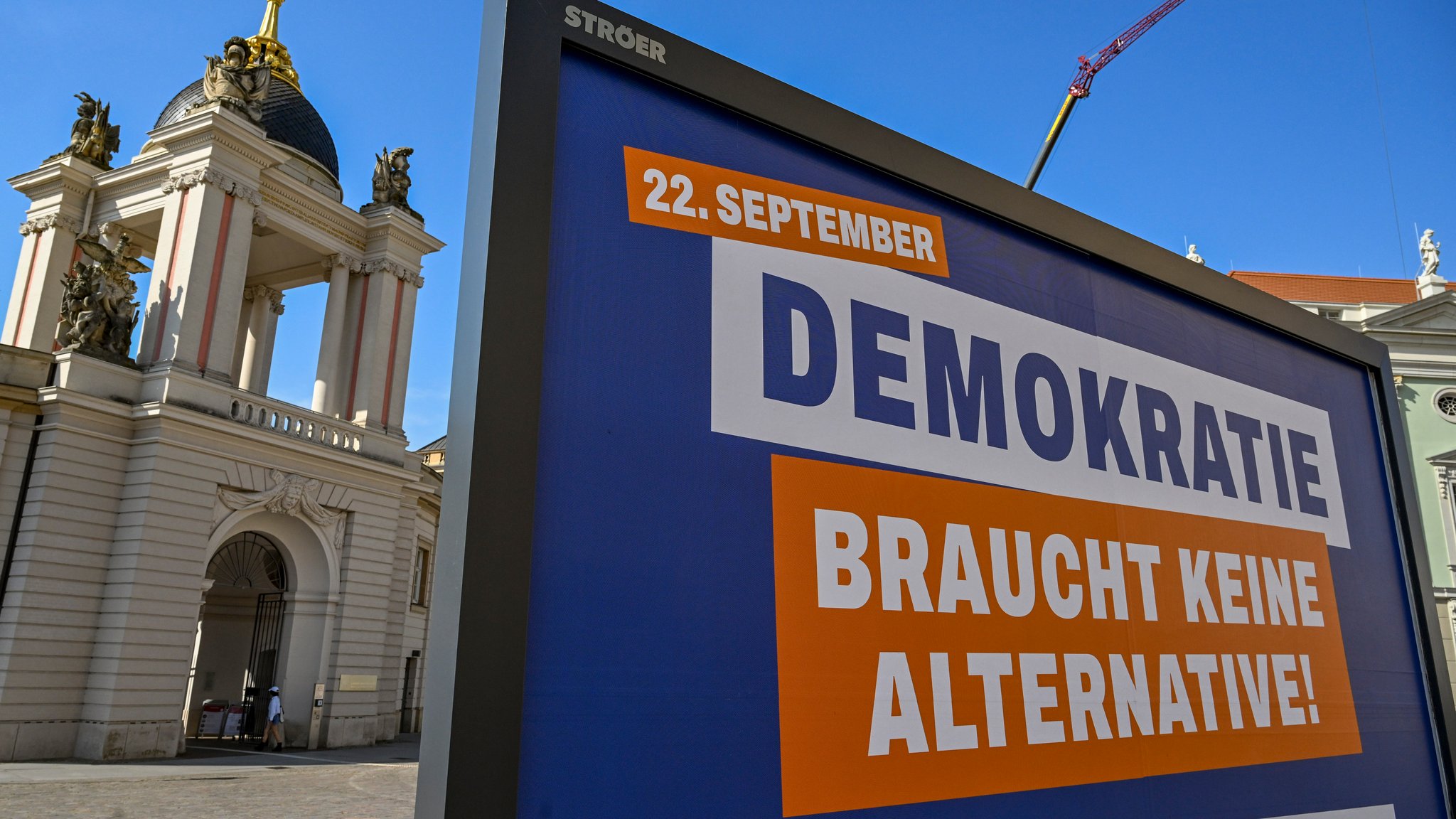 Ein Plakat mit der Aufschrift "Demokratie braucht keine Alternative! Wählen gehen! Demokratie schützen!" vor dem Brandenburger Landtag. 