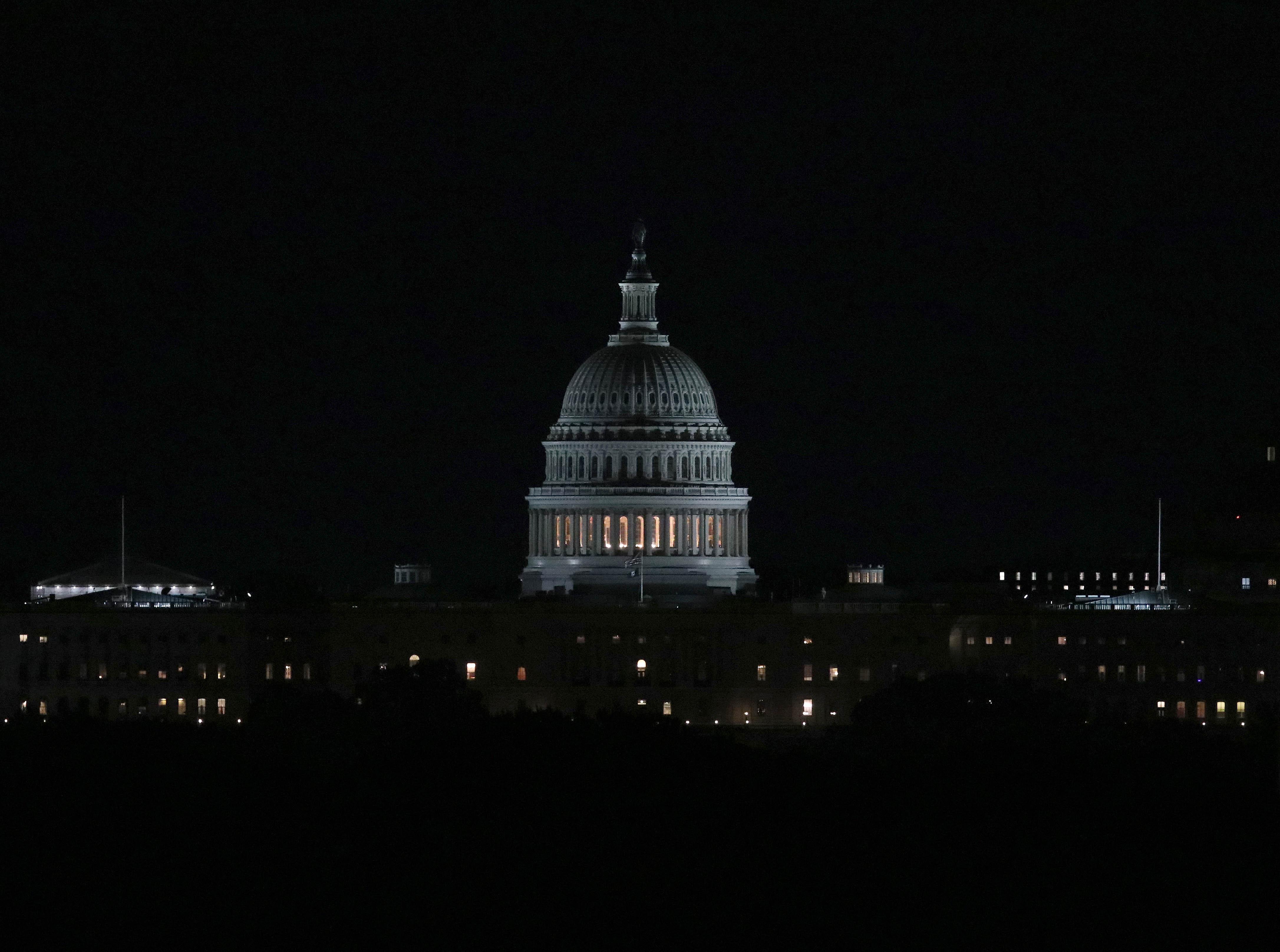Blick auf den Sitz des US-Kongress: Das Kapitol in Washington bei Nacht.