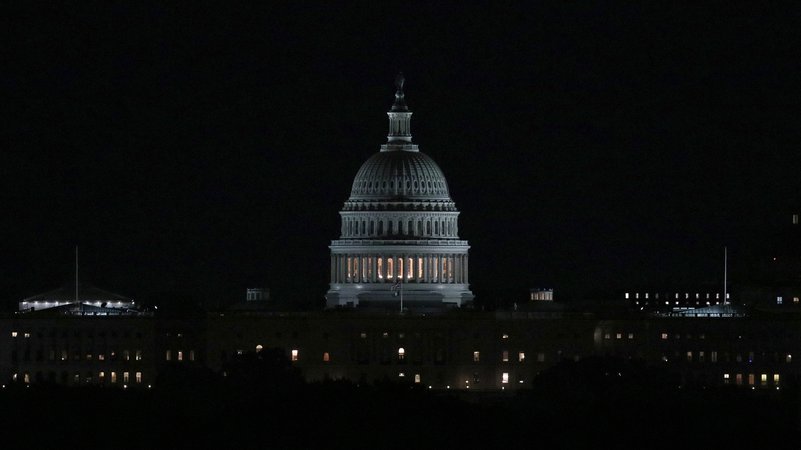 Blick auf den Sitz des US-Kongress: Das Kapitol in Washington bei Nacht. | Bild: Gent Shkullaku/ZUMA Press Wire/dpa +++ dpa-Bildfunk +++ Blick auf den Sitz des US-Kongress: Das Kapitol in Washington bei Nacht.
