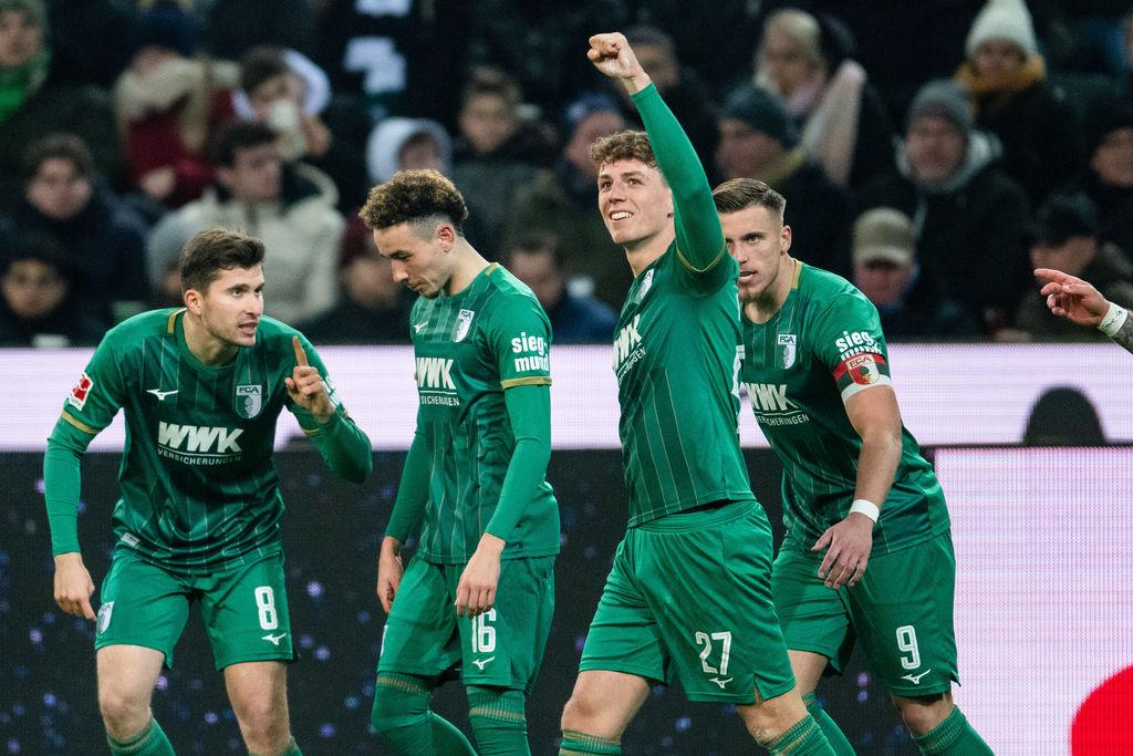 21.01.2024, Nordrhein-Westfalen, Mönchengladbach: Fußball: Bundesliga, Borussia Mönchengladbach - FC Augsburg, 18. Spieltag, Stadion im Borussia-Park. Augsburgs Elvis Rexhbeçaj (l-r), Ruben Vargas, Torschütze Arne Engels und Ermedin Demirovic jubeln dem Treffer zur 2:1 Führung. Foto: Marius Becker/dpa - WICHTIGER HINWEIS: Gemäß den Vorgaben der DFL Deutsche Fußball Liga bzw. des DFB Deutscher Fußball-Bund ist es untersagt, in dem Stadion und/oder vom Spiel angefertigte Fotoaufnahmen in Form von Sequenzbildern und/oder videoähnlichen Fotostrecken zu verwerten bzw. verwerten zu lassen. +++ dpa-Bildfunk +++