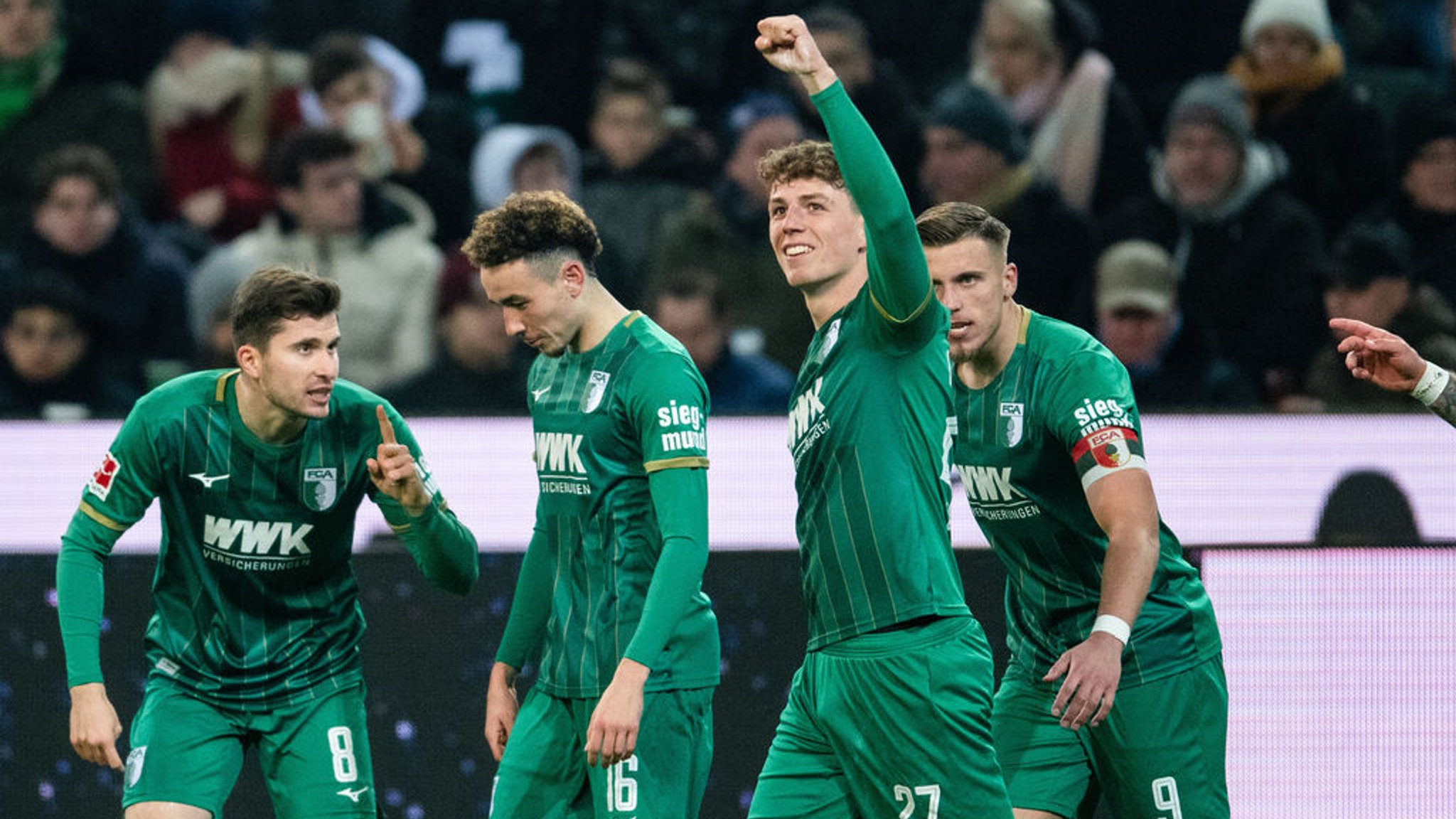 21.01.2024, Nordrhein-Westfalen, Mönchengladbach: Fußball: Bundesliga, Borussia Mönchengladbach - FC Augsburg, 18. Spieltag, Stadion im Borussia-Park. Augsburgs Elvis Rexhbeçaj (l-r), Ruben Vargas, Torschütze Arne Engels und Ermedin Demirovic jubeln dem Treffer zur 2:1 Führung. Foto: Marius Becker/dpa - WICHTIGER HINWEIS: Gemäß den Vorgaben der DFL Deutsche Fußball Liga bzw. des DFB Deutscher Fußball-Bund ist es untersagt, in dem Stadion und/oder vom Spiel angefertigte Fotoaufnahmen in Form von Sequenzbildern und/oder videoähnlichen Fotostrecken zu verwerten bzw. verwerten zu lassen. +++ dpa-Bildfunk +++