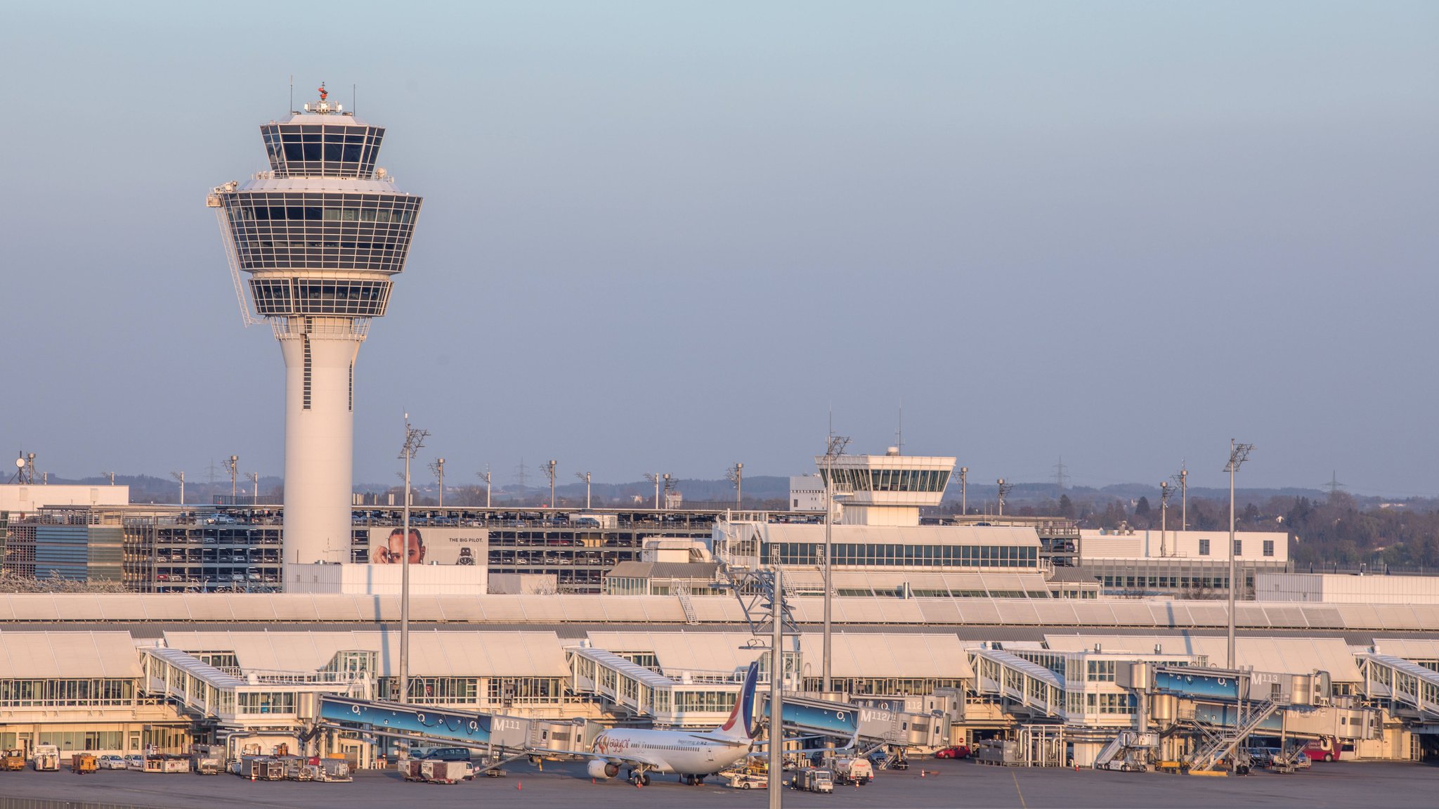 Der Münchner Flughafen im Abendlicht.