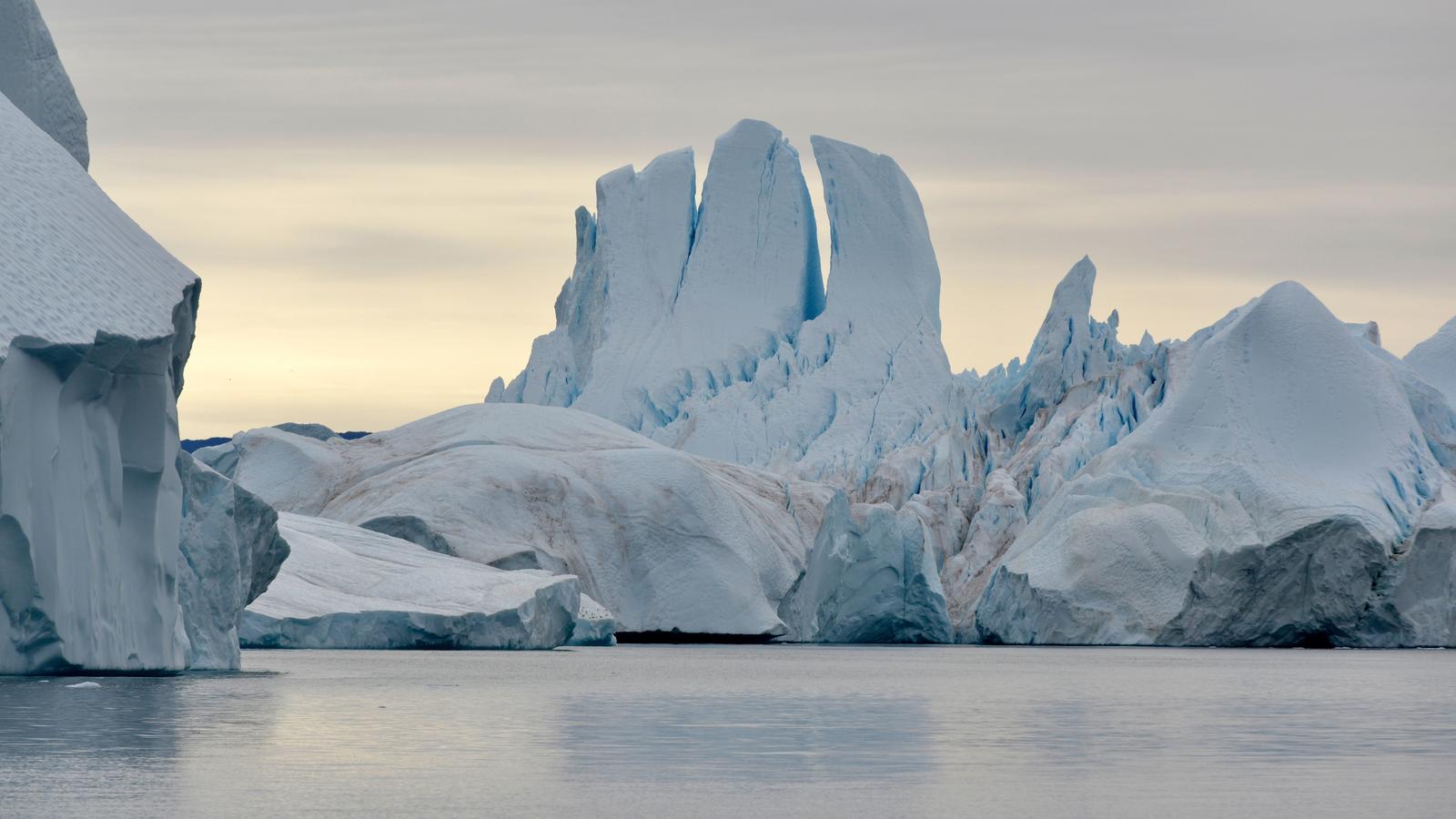 Метрая. Ледяной каньон Гренландия. Ледники Гренландии. Таяние ледников в Гренландии. Гренландия ледник Ледниковый щит.