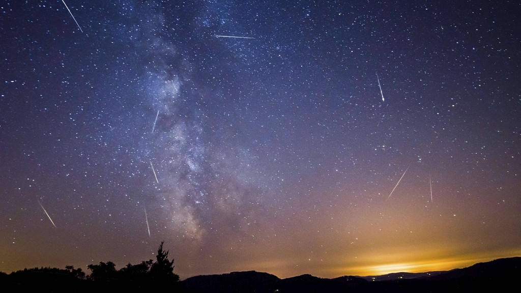 Die Perseiden sind ein Sternschnuppen-Regen, der zum Höhepunkt pro Stunde an die 100 Meteore schickt. 