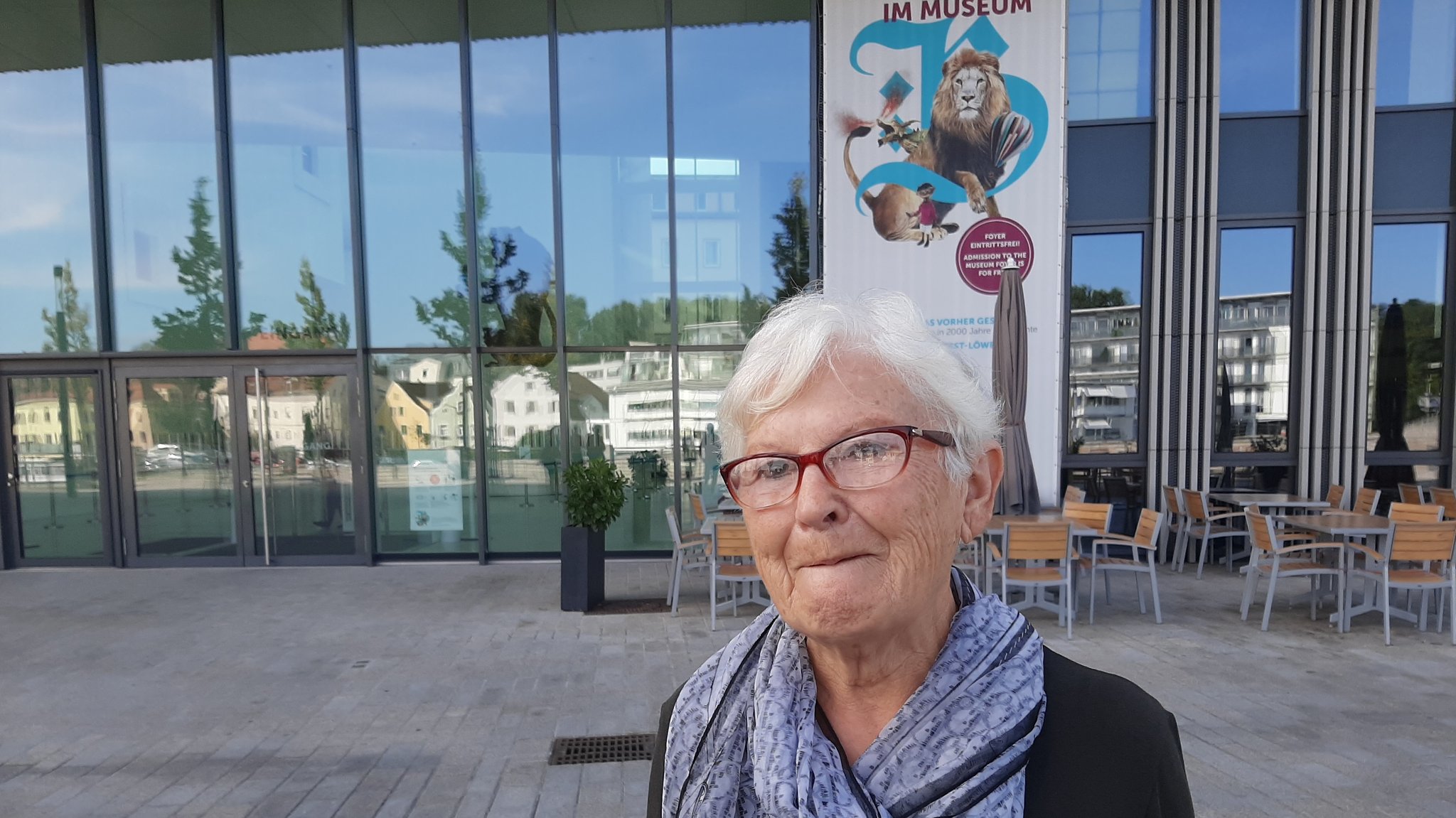 Zofia Oglaza vor dem Museum der Bayerischen Geschichte in Regensburg