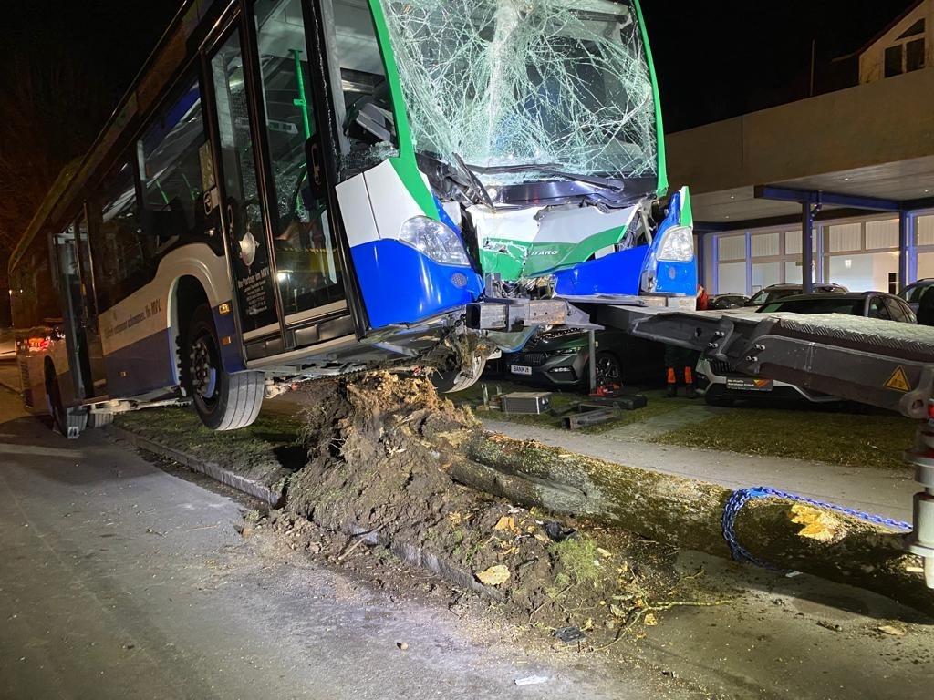 Linienbus Kracht Gegen Baum - Mehrere Verletzte | BR24