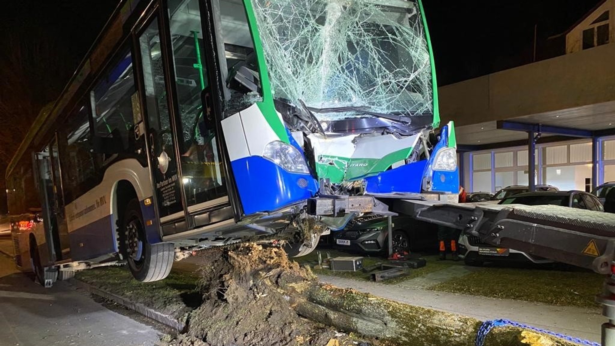 Linienbus kracht gegen Baum - mehrere Verletzte