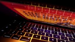 Symbolbild Cyberkriminalität: Die Tastatur eines Laptops spiegelt sich auf dem Bildschirm des Computers | Bild:dpa-Bildfunk/Karl-Josef Hildenbrand