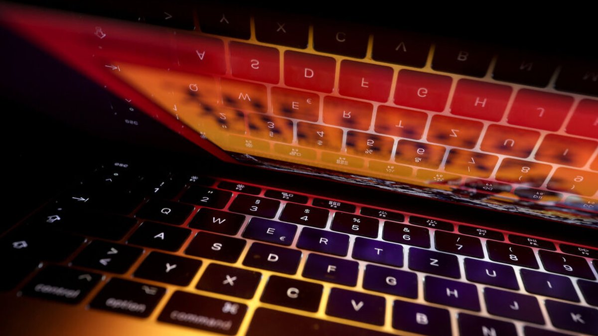 Symbolbild Cyberkriminalität: Die Tastatur eines Laptops spiegelt sich auf dem Bildschirm des Computers