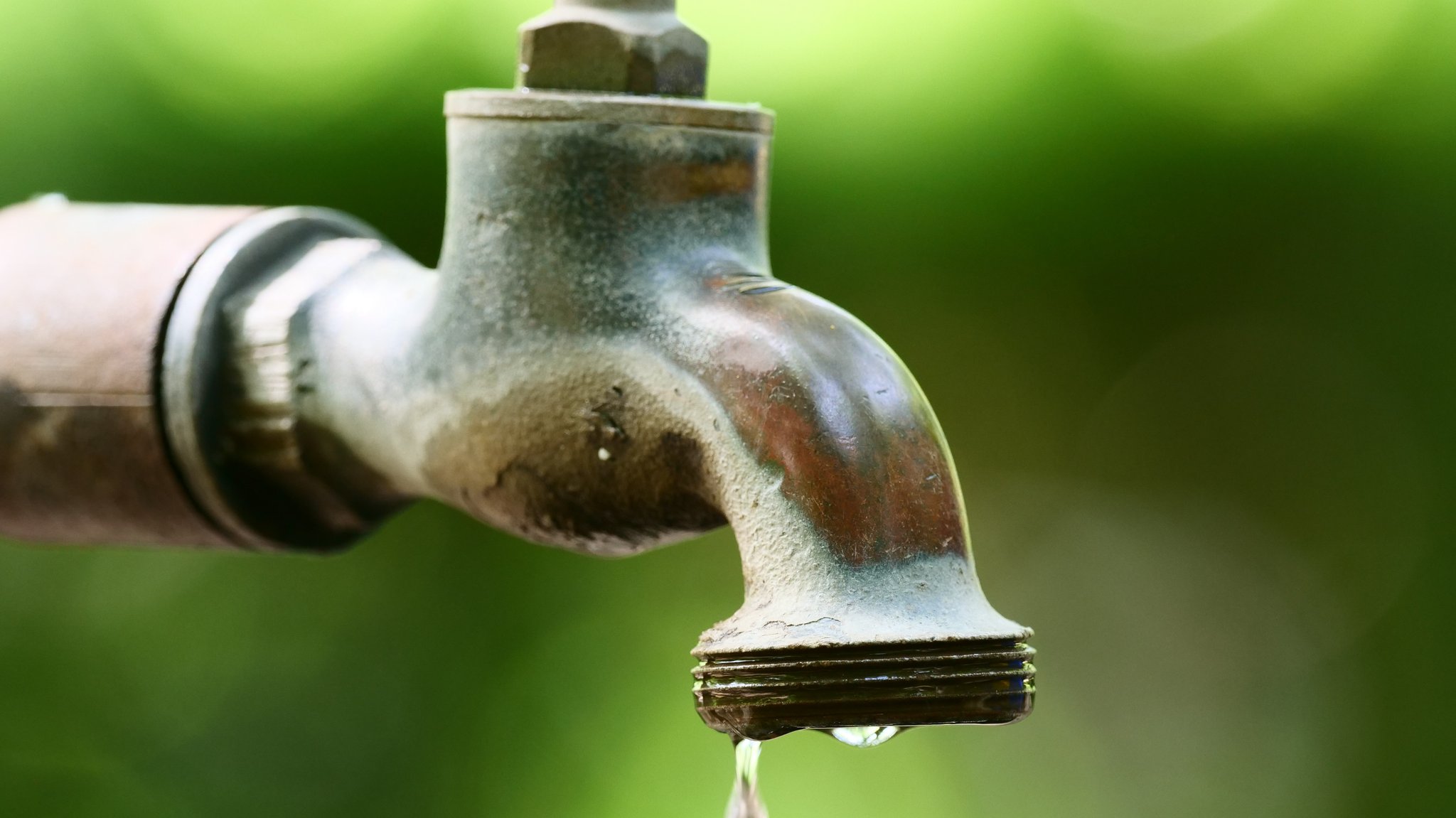 Wasserhahn im Außenbereich (Symbolbild)