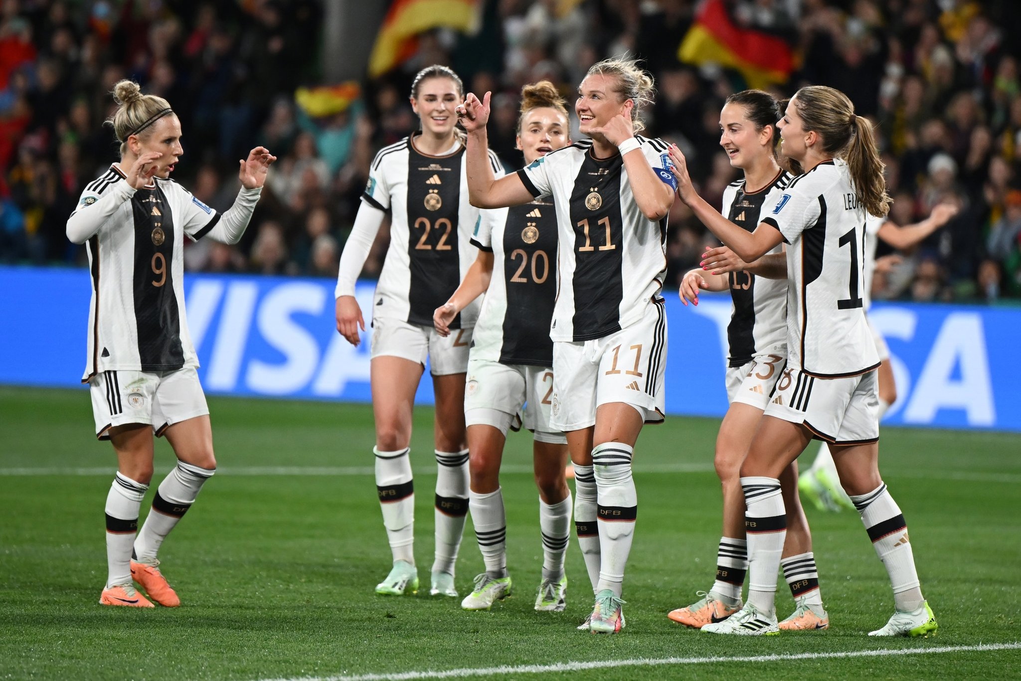 24.07.2023, Australien, Melbourne: Fußball, Frauen: WM, Deutschland - Marokko, Vorrunde, Gruppe H, 1. Spieltag, Melbourne Rectangular Stadium: Deutschlands Alexandra Popp (m.) feiert mit ihren Spielerkolleginnen das 2:0. 