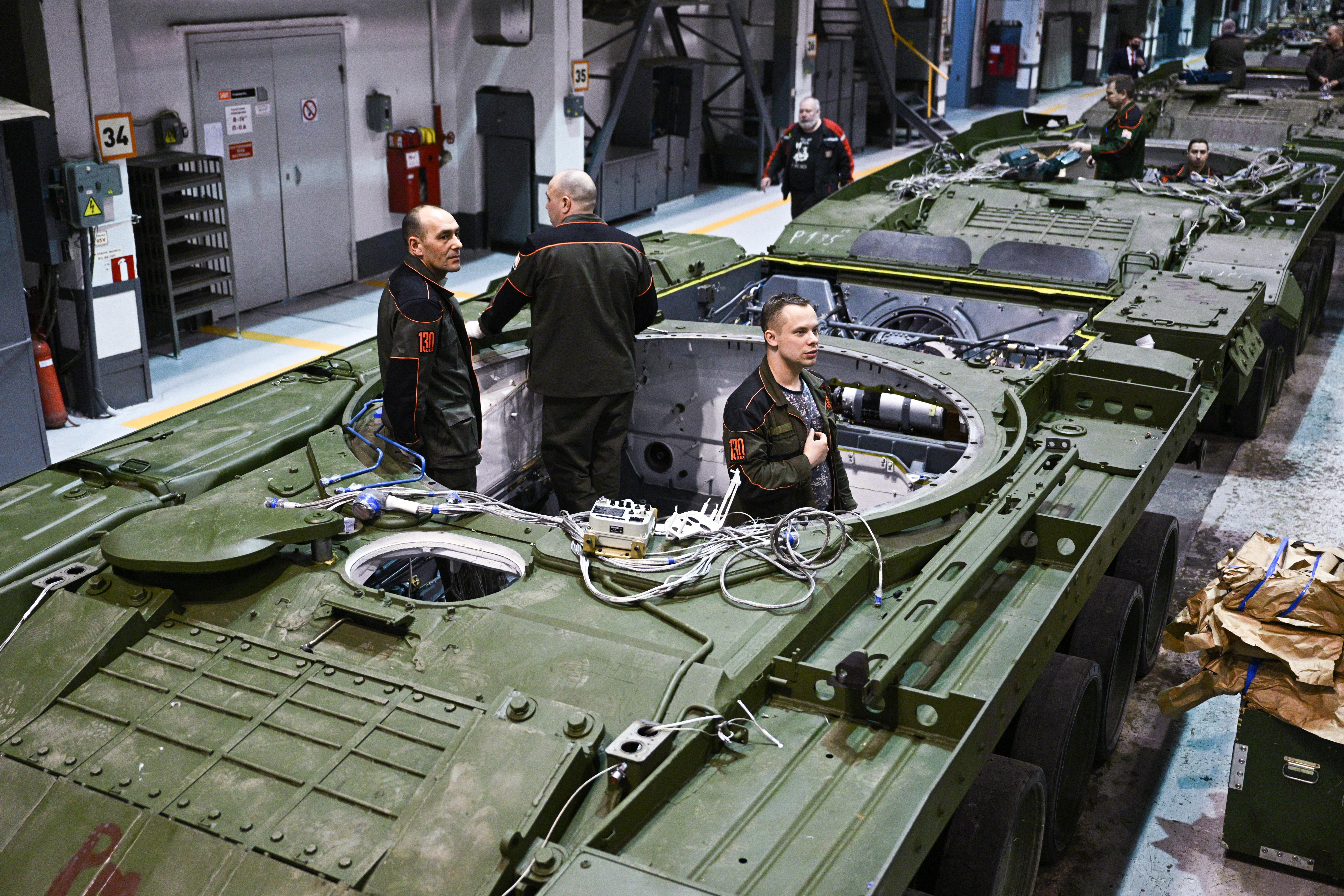 Arbeiter stehen in einer Panzerwanne 