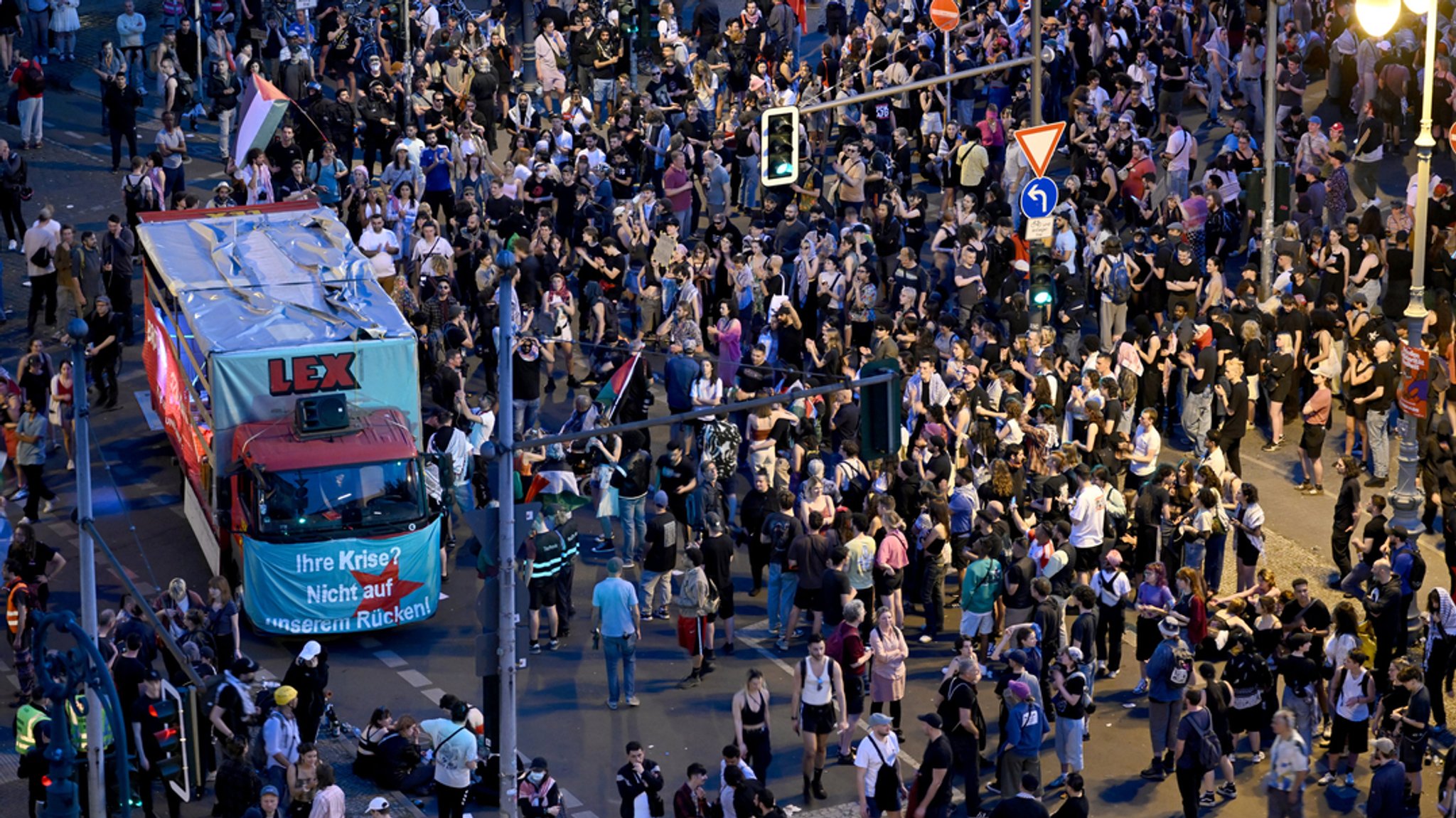 01.05.2024, Berlin: Teilnehmer der "Revolutionären 1. Mai-Demonstration" in Kreuzberg.