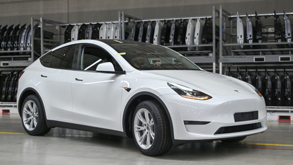 Ein weißes Elektroauto der Marke Tesla 