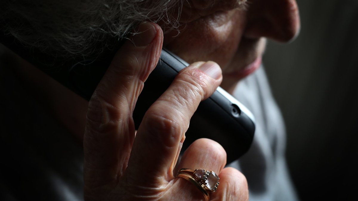 Ältere Frau telefoniert mit Schnurlostelefon