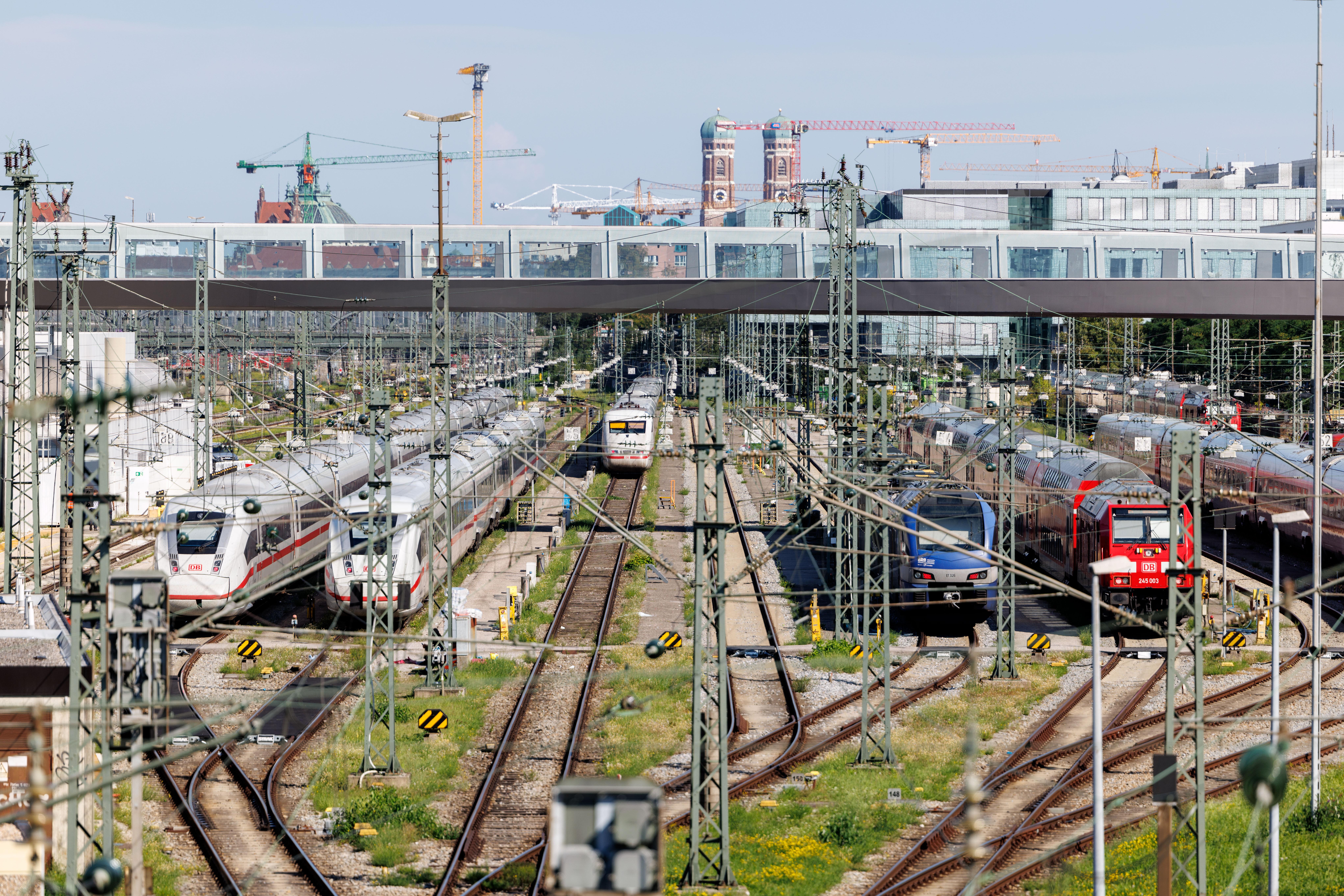 Archivbild: ICE der Deutschen Bahn stehen geparkt auf Abstellgleisen vor dem Hauptbahnhof von München.