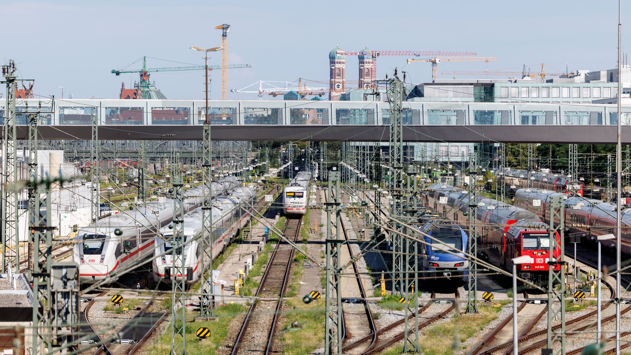 Archivbild: ICE der Deutschen Bahn stehen geparkt auf Abstellgleisen vor dem Hauptbahnhof von München.