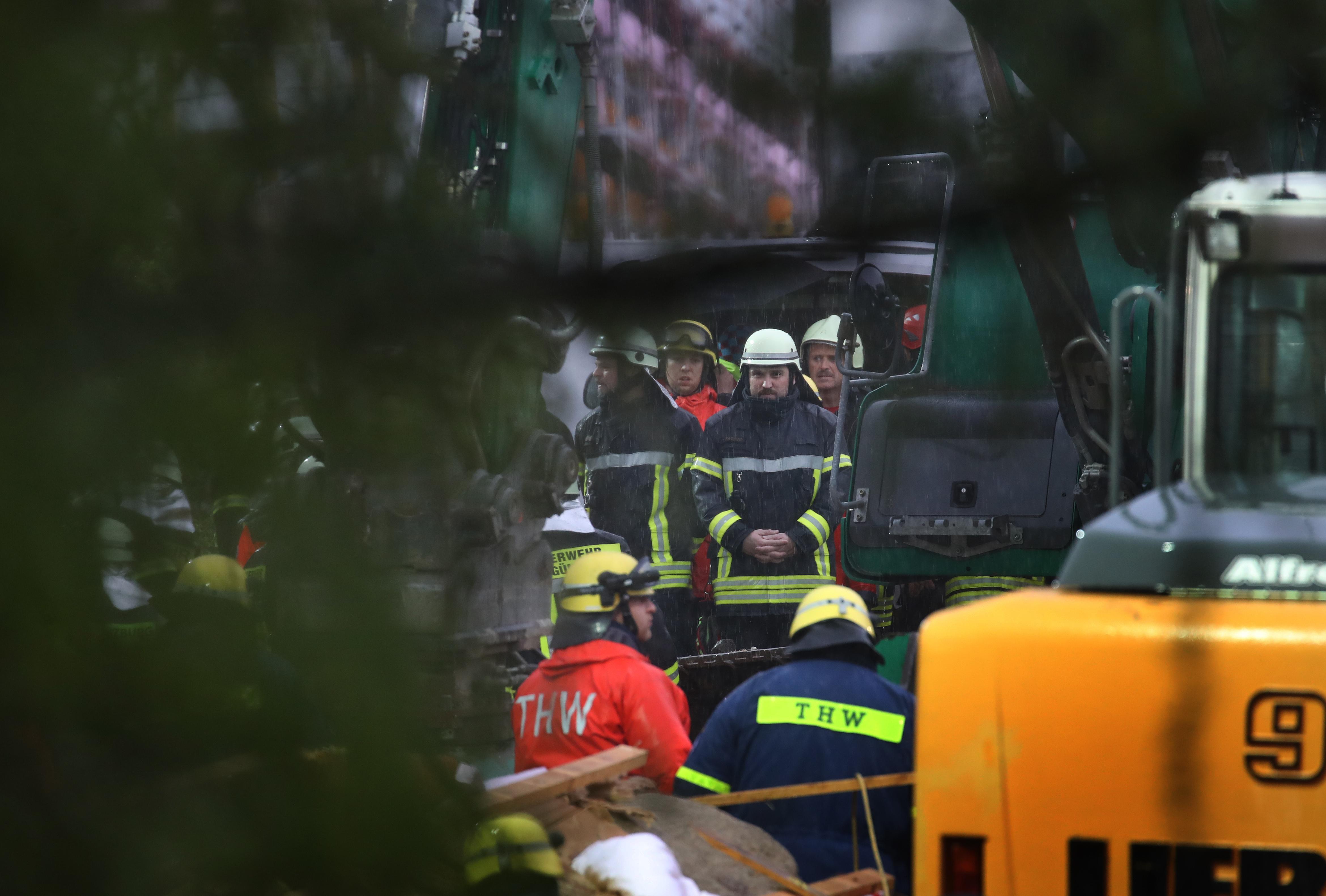 Archivbild: Hilfskräfte stehen vor einem Bestattungswagen in Rettenbach am Auerberg.