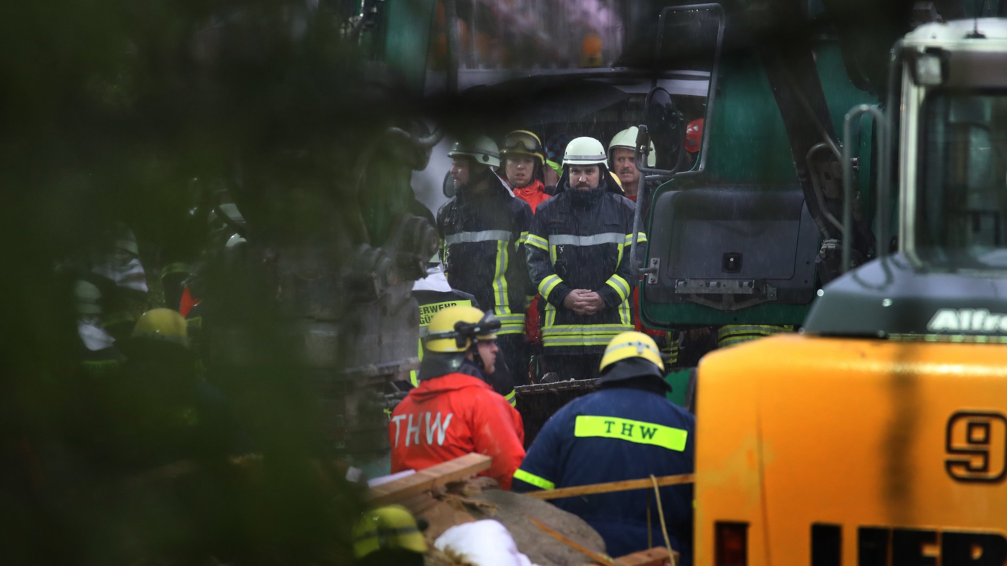 Archivbild: Hilfskräfte stehen vor einem Bestattungswagen in Rettenbach am Auerberg.