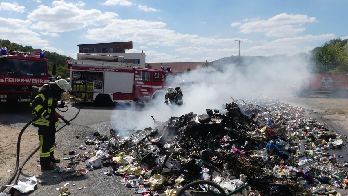 Feuerwehr löscht brennenden Müll