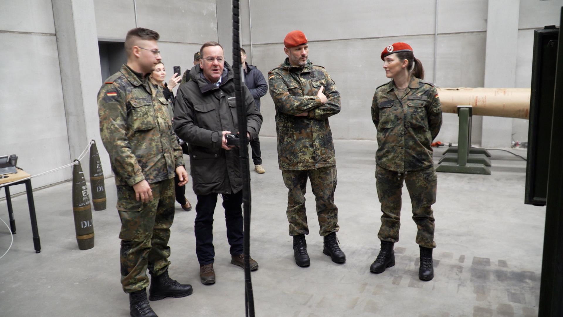 Verteidigungsminister Pistorius besucht Truppen in der Oberpfalz.