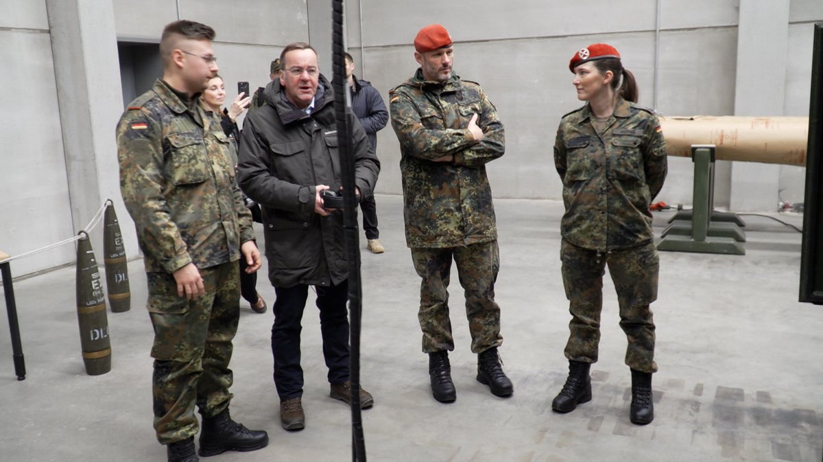 Verteidigungsminister Pistorius besucht Truppen in der Oberpfalz.