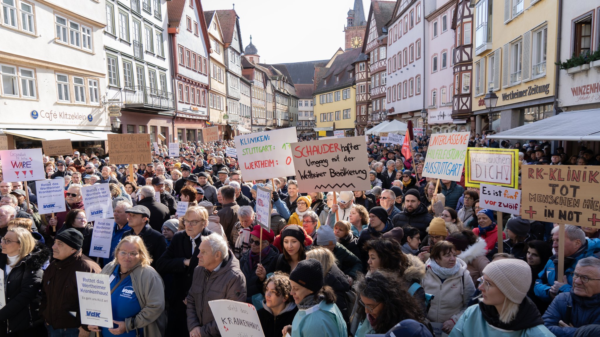 2.000 Menschen sind nach Angaben des Aktionsbündnisses  "Rettet das Wertheimer Krankenhaus" zu der Kundgebung zum Erhalt der Klinik gekommen.