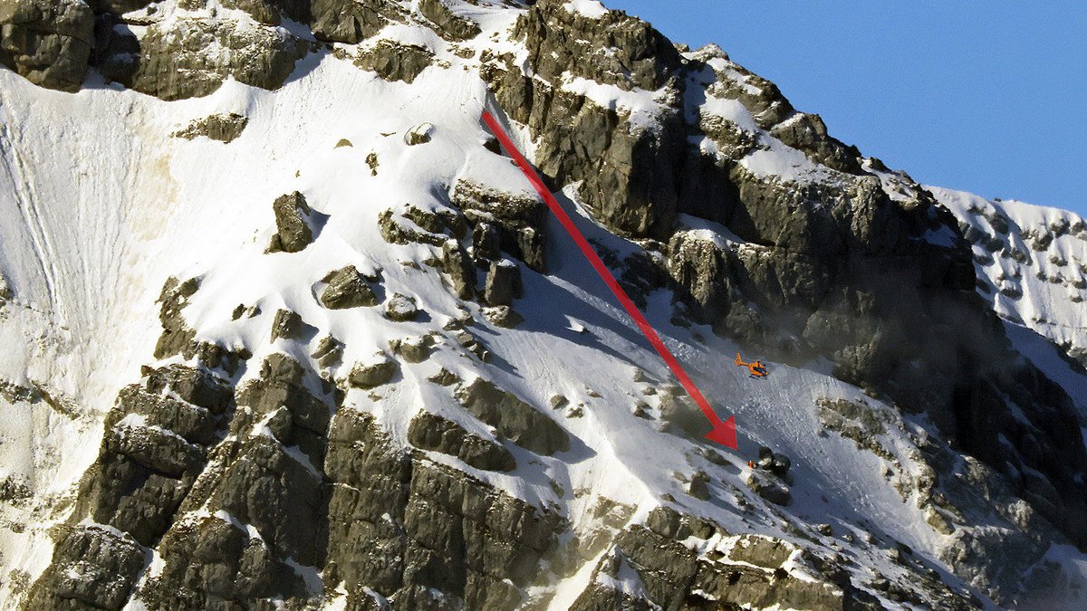 Die Unglücksstelle am Osterfelderkopf: Blick auf Eis, Schnee und Felsen im Gebirge, davor schwebt ein Hubschrauber in der Luft.