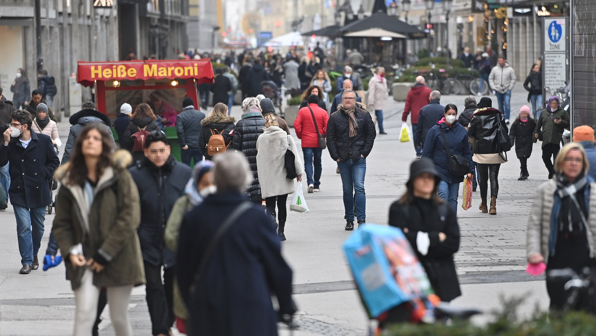 Menschen, Passanten, Personen in der Fußgängerzone in der Theatinerstraße in München am 15.11.2021.