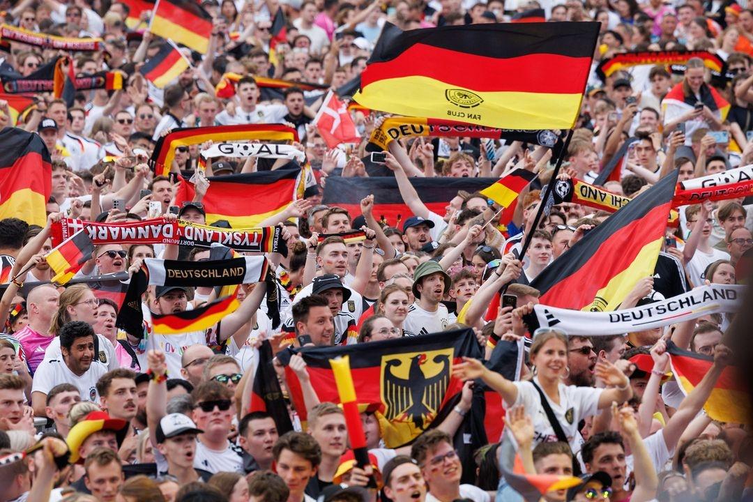 Deutschlandfans auf einem Fanfest.