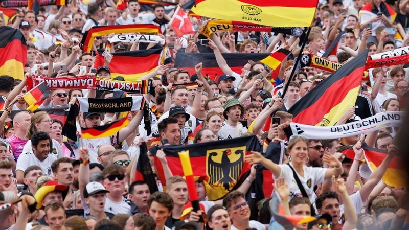 Deutschlandfans auf einem Fanfest. | Bild: dpa-Bildfunk/Friso Gentsch Deutschlandfans auf einem Fanfest.