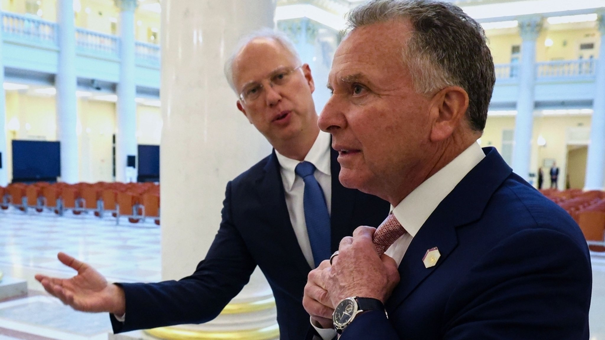 Archivbild: Kreml-Unterhändler Kirill Dmitrijew (l) begrüßt den Sondergesandten von US-Präsident Trump, Steve Witkoff