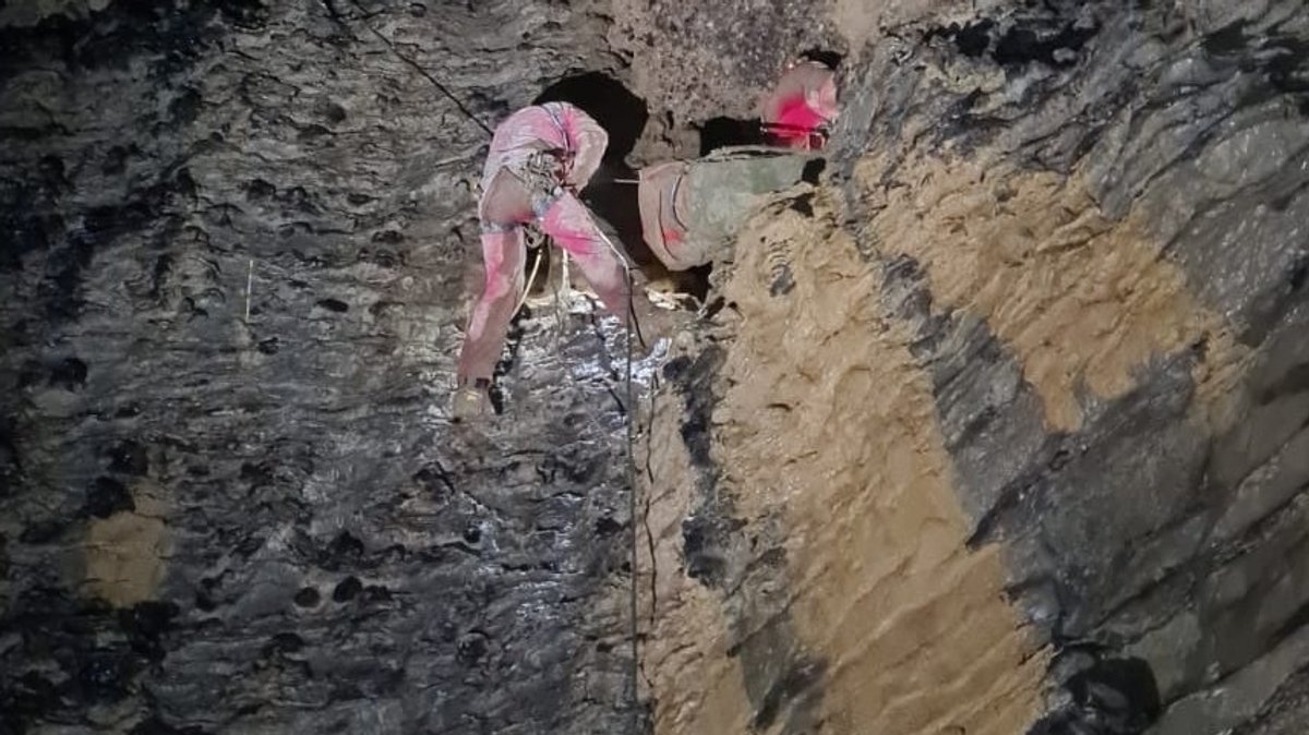 Verletzte Frau nach zwei Tagen aus Höhle in Italien gerettet