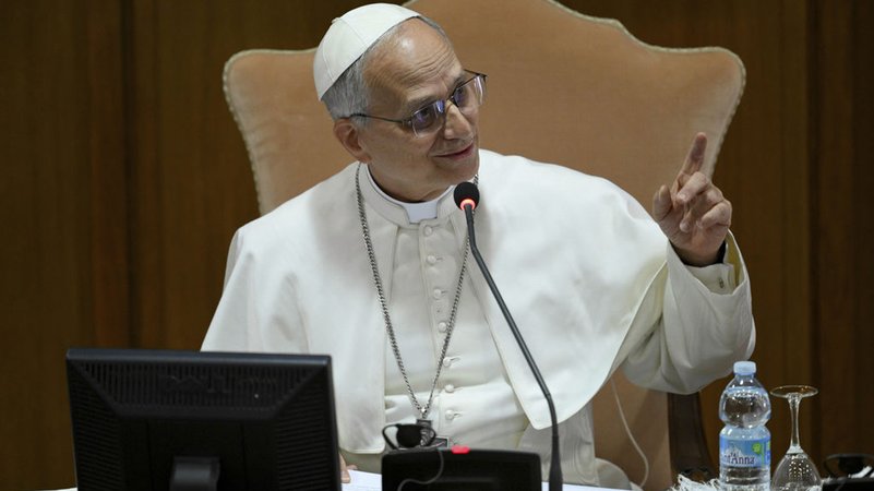 Vatikanstadt: Papst Leo XIV. trifft das Kardinalskollegium in der Neuen Synodenhalle im Vatikan. | Bild: Uncredited/Vatican media via AP/dpa Vatikanstadt: Papst Leo XIV. trifft das Kardinalskollegium in der Neuen Synodenhalle im Vatikan.