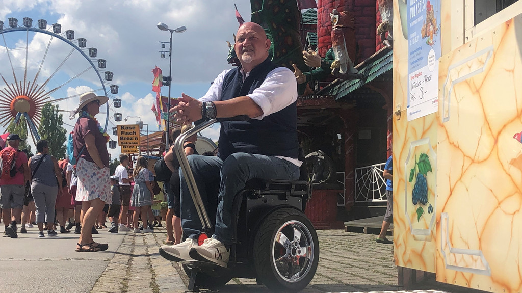 Mario Petzendorfer sitzt nach einem Unfall im Rollstuhl, doch er hat sich den Traum erfüllt, das Volksfest zu besuchen.