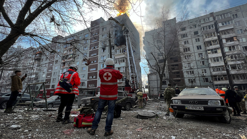 Zerstörung nach Angriff auf Wohnhaus in Saporischschja
