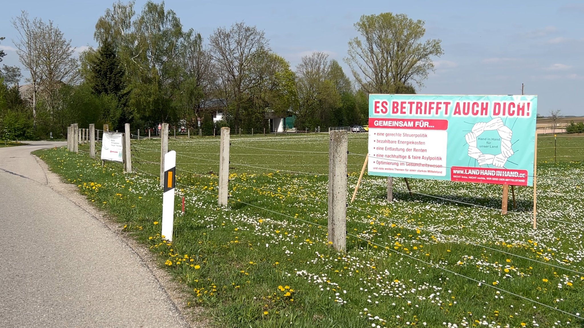 Der Verein "Hand in Hand für unser Land", hat, laut eigenen Angaben, Hundert solcher Plakate an Grundstückseigentümer im Landkreis verteilt.