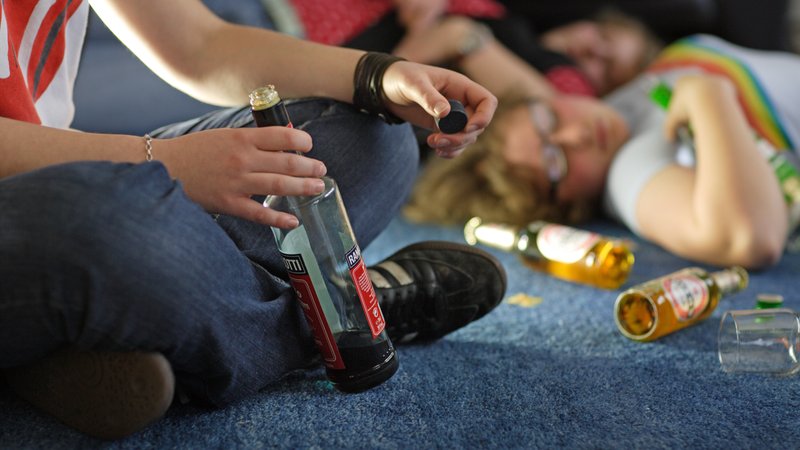 Weniger Jugendliche mit Alkoholvergiftung in Klinik | Bild: picture alliance / photothek | Ute Grabowsky Weniger Jugendliche mit Alkoholvergiftung in Klinik