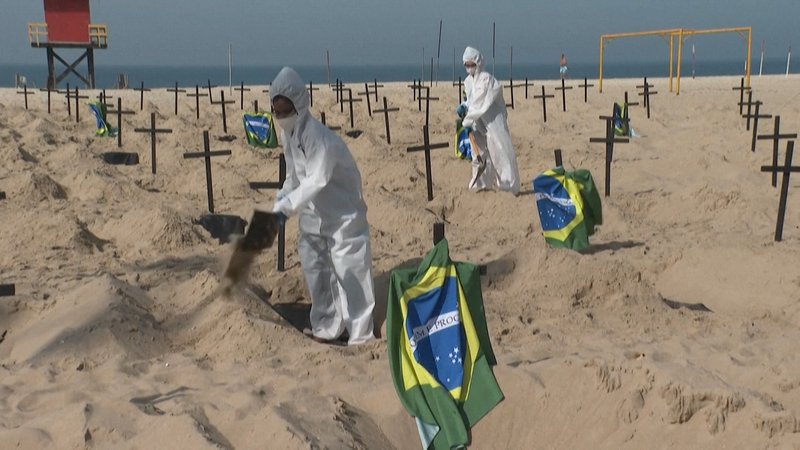 Mit der symbolischen Aushebung von 100 "Gräbern" an der Copacabana haben Aktivisten gegen den Umgang der brasilianischen Regierung mit der Corona-Pandemie protestiert.