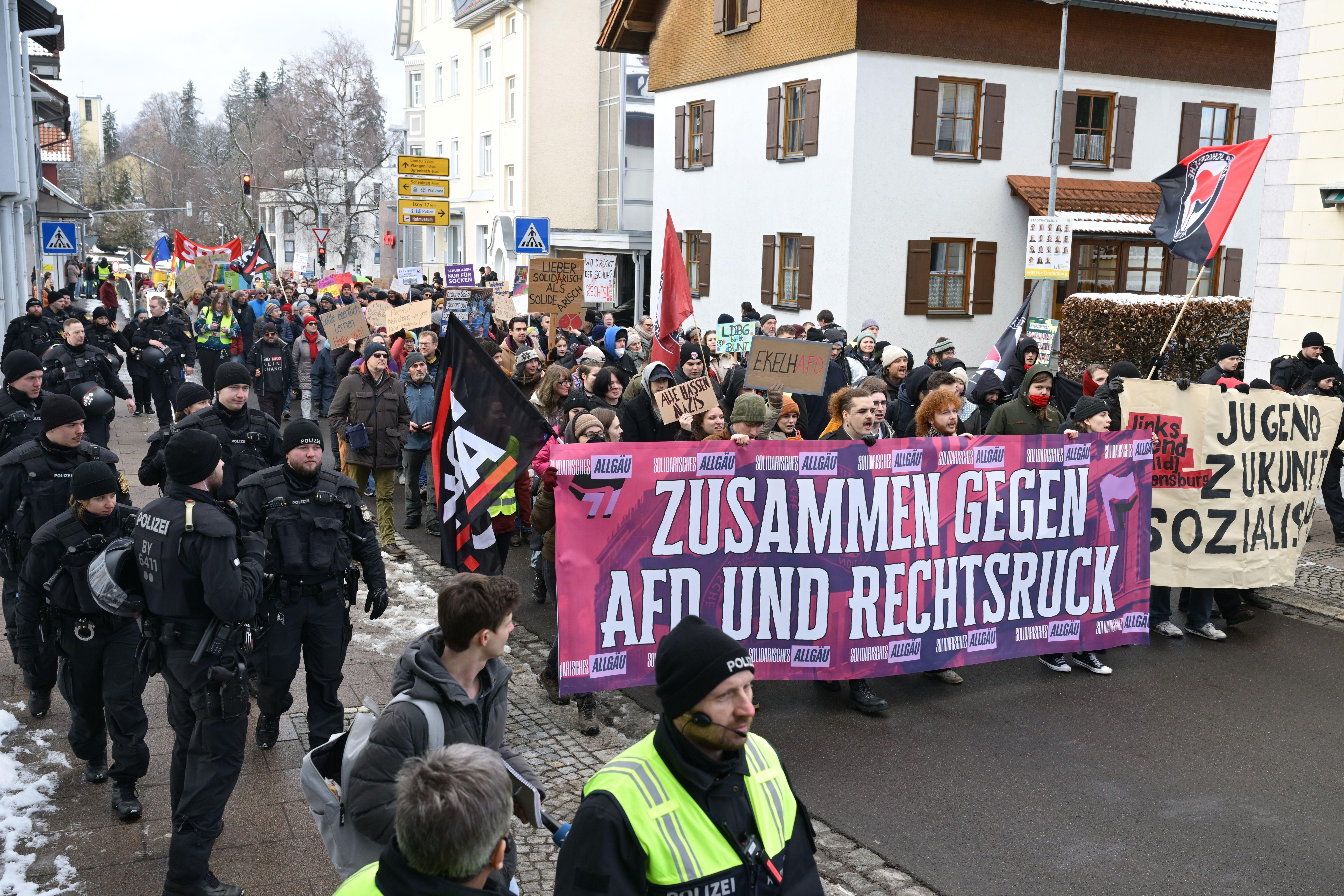 Demonstranten ziehen durch die Gemeinde Lindenberg im Allgäu, um gegen einen Auftritt des thüringischen AfD-Politikers Björn Höcke zu protestieren.