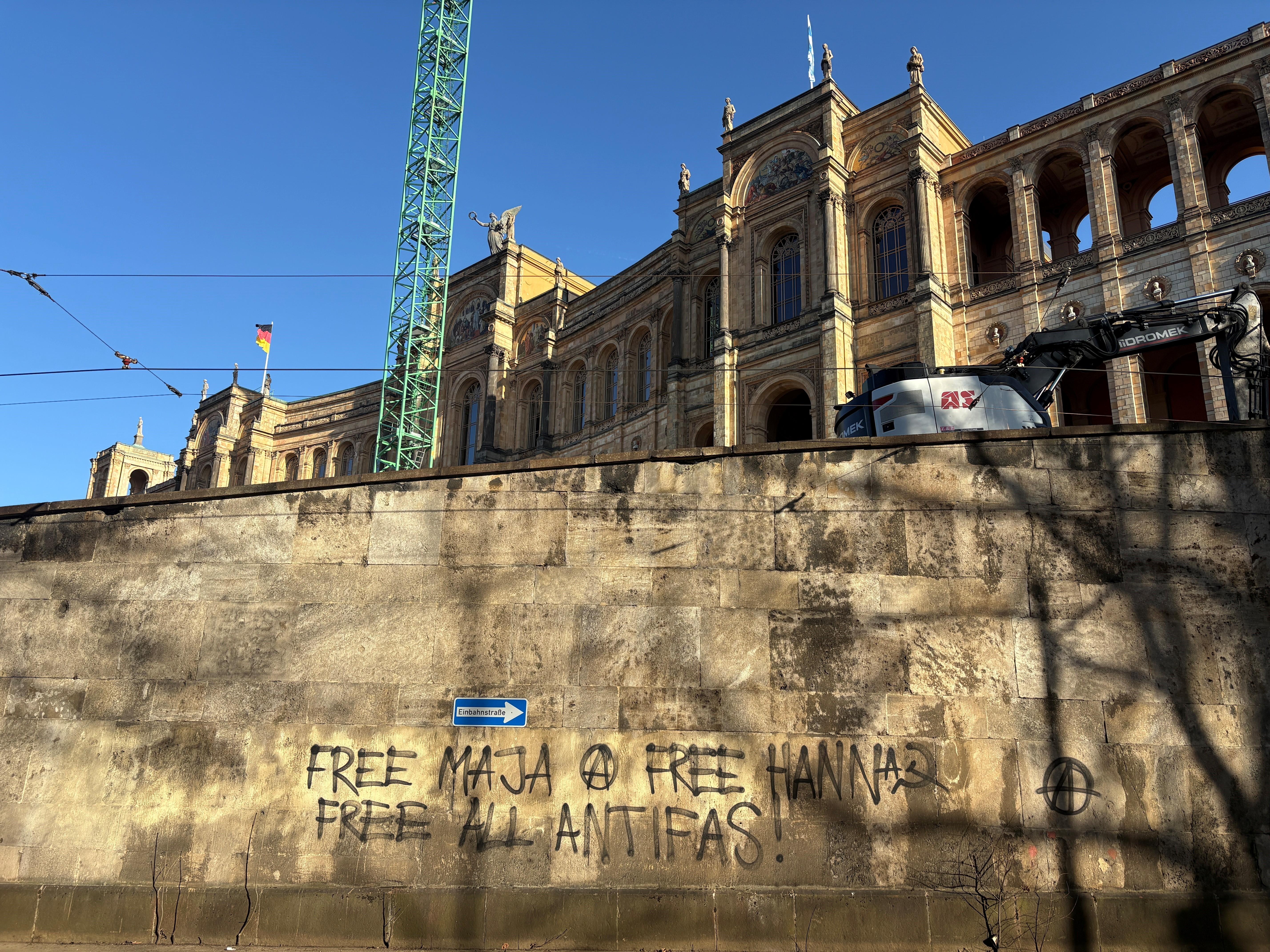 Parolen an einer Mauer um den bayerischen Landtag