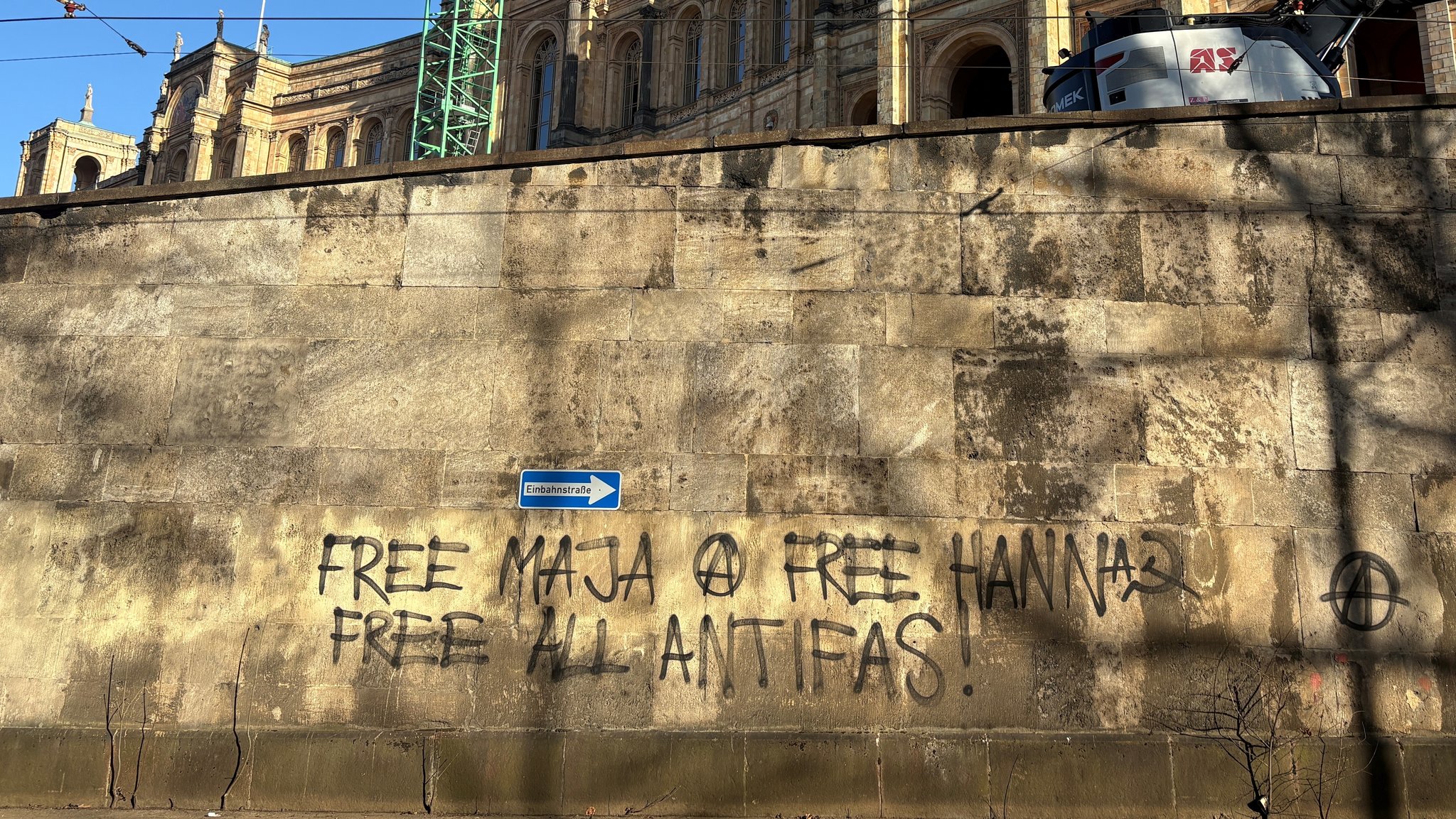 Parolen an einer Mauer um den bayerischen Landtag | Bild: BR Parolen an einer Mauer um den bayerischen Landtag