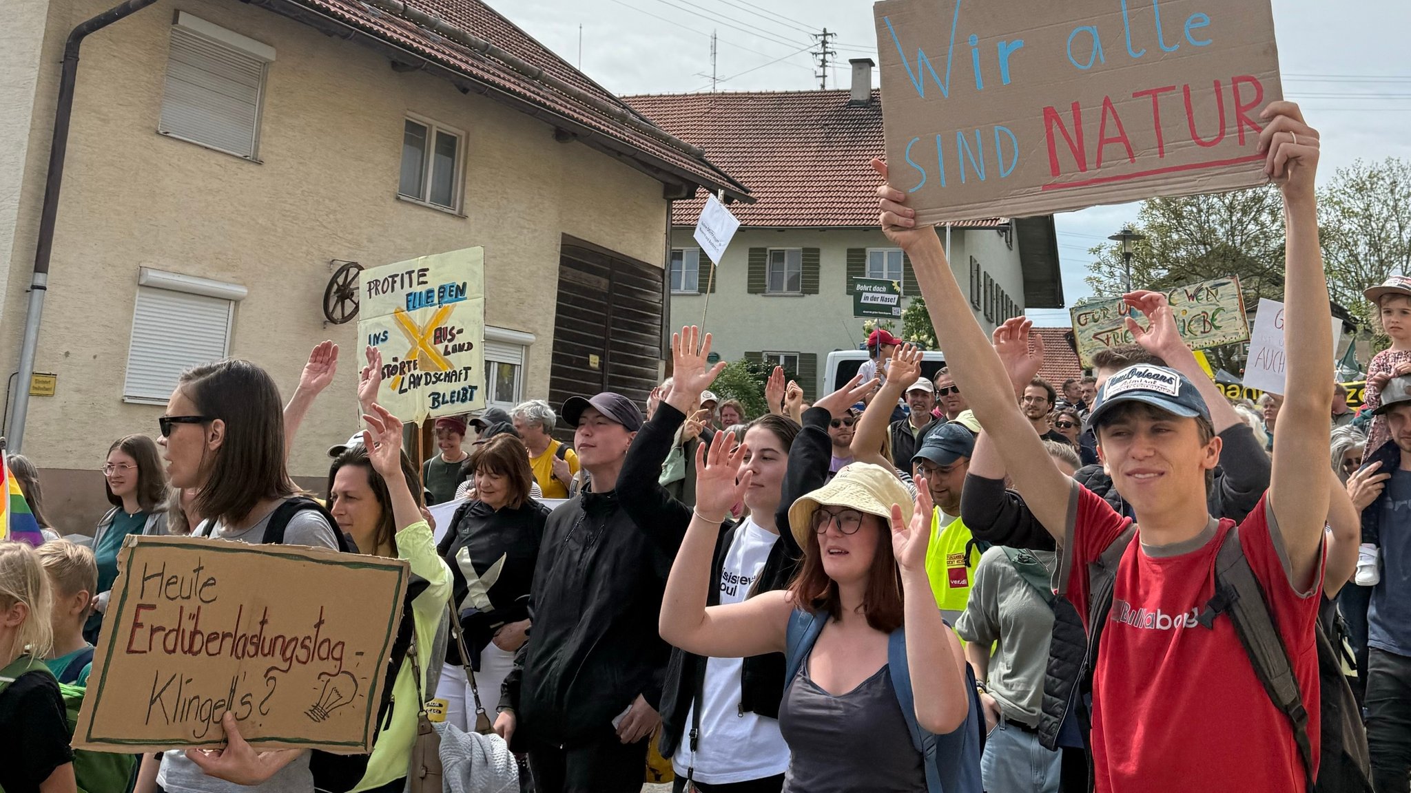 Der Demonstrationszug bewegt sich vom Ortskern in Reichling zur Bohrstelle, wo in Kürze eine Gas-Probebohrung stattfinden soll.