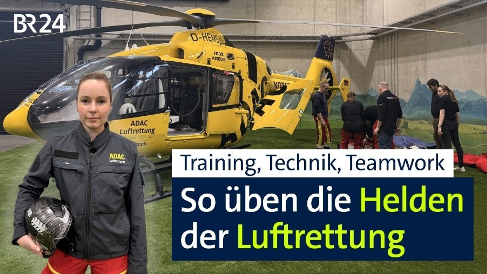 Eine Luftretterin des ADAC im Vordergrund. Im Hintergrund sieht man eine Rettungsübung an einem Rettungshubschrauber des ADAC.