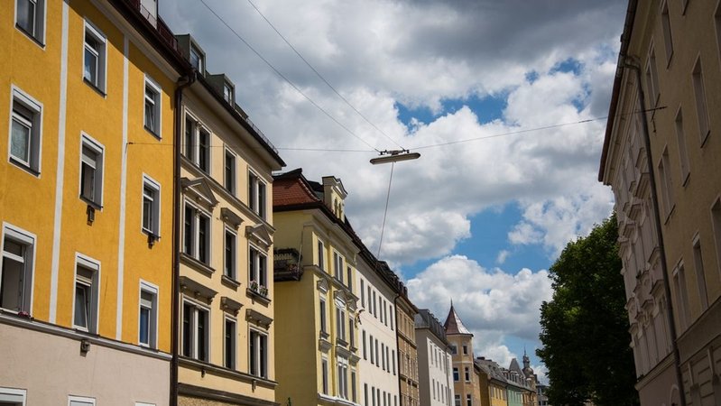 Ein Straßenzug in München. Nach BR-Recherchen gibt die Stadt inzwischen viel Geld für Soforthilfen aus. Kritikern wollen mehr Sozialwohnungen. | Bild: stock.adobe.com/dagmar Breu Ein Straßenzug in München. Nach BR-Recherchen gibt die Stadt inzwischen viel Geld für Soforthilfen aus. Kritikern wollen mehr Sozialwohnungen.
