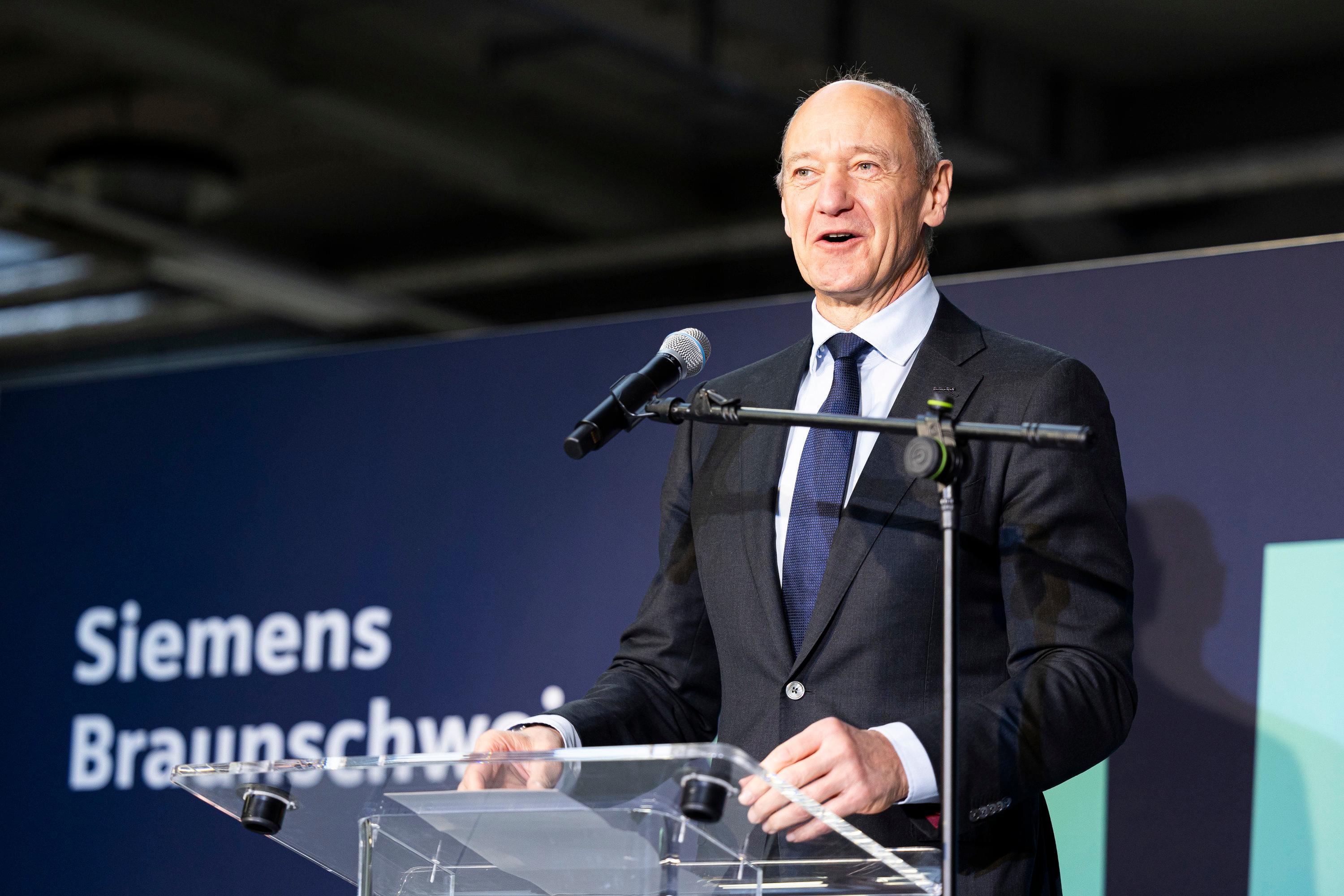 Siemenschef Roland Busch am Mikrofon einer Veranstaltung im November 2023 