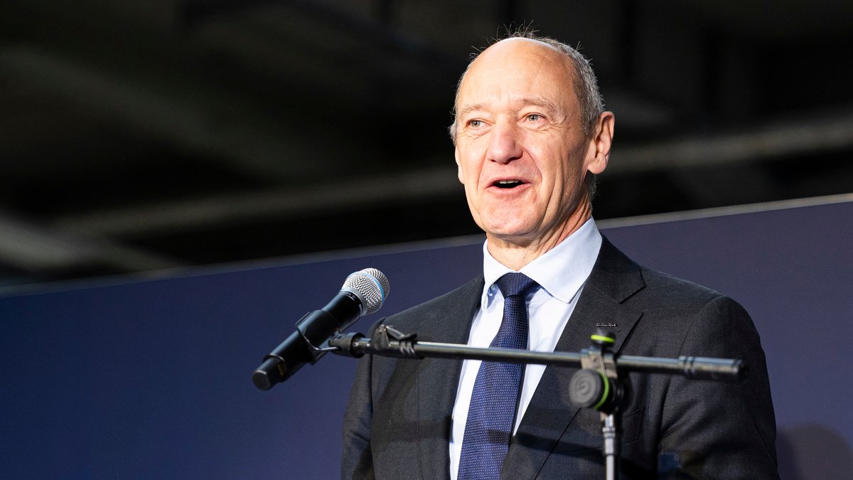 Siemenschef Roland Busch am Mikrofon einer Veranstaltung im November 2023 