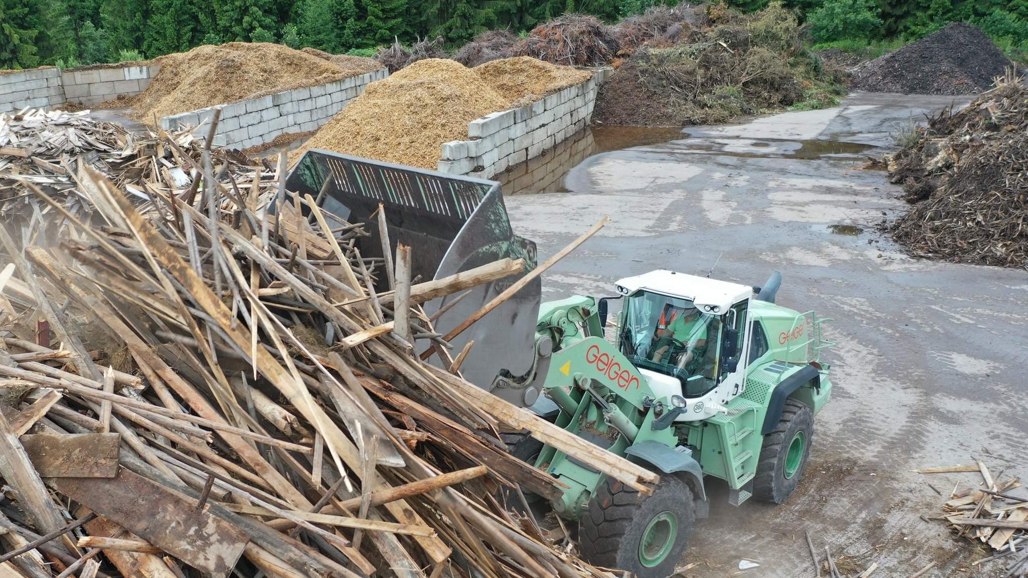 Altholz-Recycling bei der Memminger Firma Geiger Group. sie ist auf die Wiederverwertung von Baustoffen spezialisiert. 